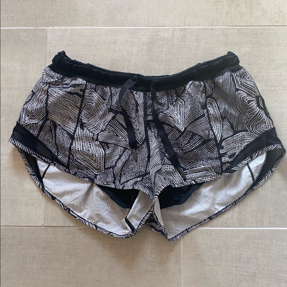 Lululemon Hotty Hot Low-Rise Lined Short 2.5" Black & White (Size 6)